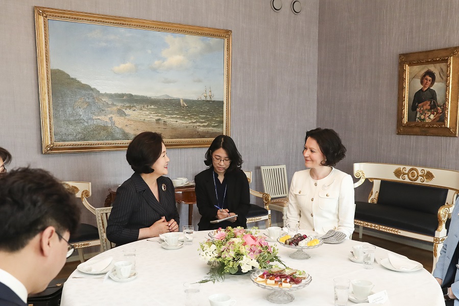 ▲김정숙 여사가 10일 오전(현지시간) 핀란드 대통령궁에서 옌니 하우키오 여사와 환담하고 있다.(헬싱키/연합뉴스)