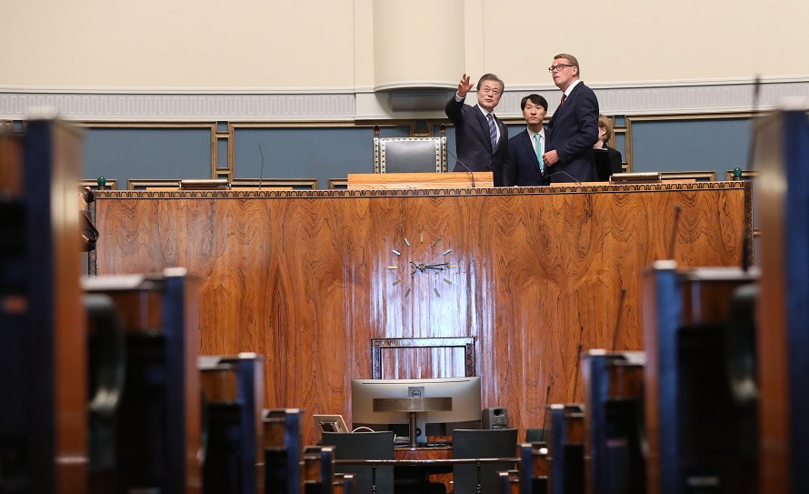 ▲핀란드를 국빈방문 중인 문재인 대통령이 10일 오후 (현지시간) 핀란드 헬싱키 시내 의회를 방문, 마띠 반하넨 의장의 설명을 들으며 내부를 둘러보고 있다.(헬싱키/연합뉴스)