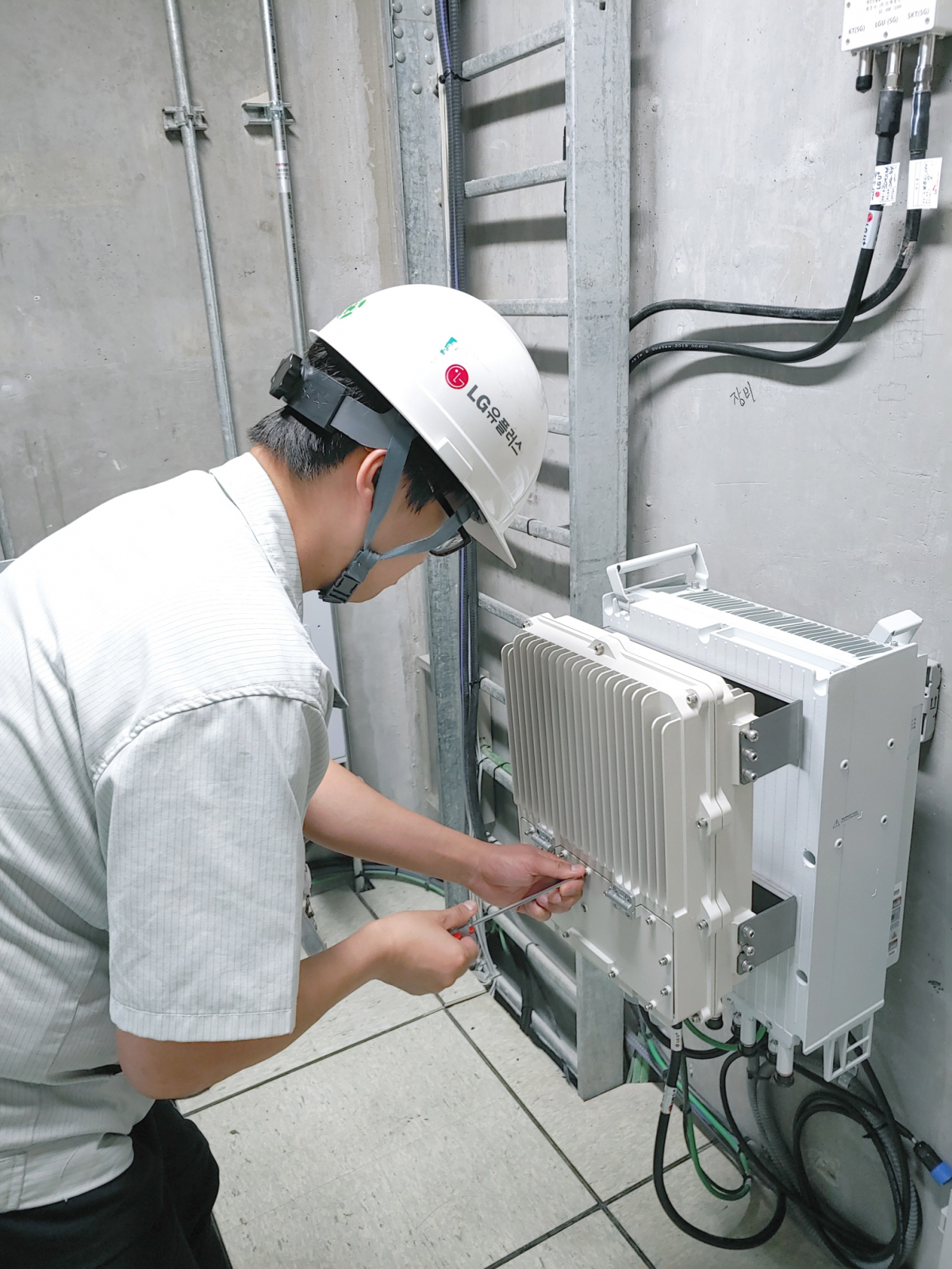 ▲LG유플러스 직원이 강변 테크노마트에서 인빌딩 장비를 점검하고 있다.(사진제공= LG유플러스)