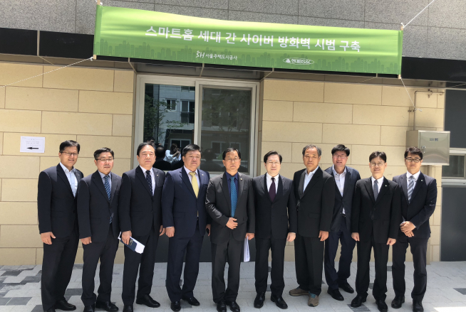 ▲노영주 현대BS&C 대표이사(사진 왼쪽에서 네번째), 김세용 SH공사 사장(사진 왼쪽에서 여섯번째)(사진=현대BS&C)