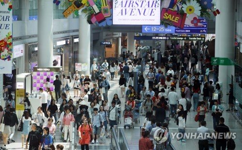 ▲여행객들로 붐비는 인천공항 면세점 전경.(연합뉴스)