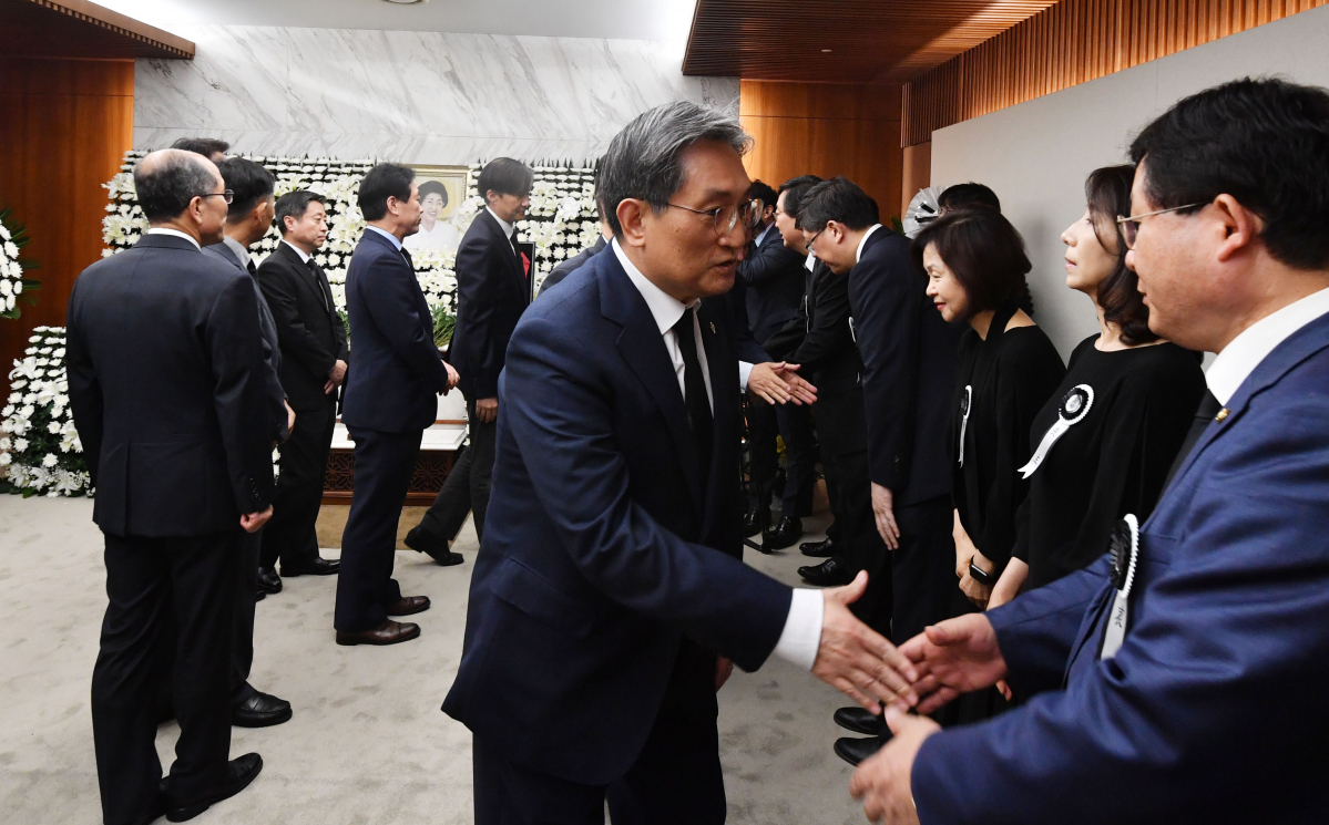 ▲노영민 대통령 비서실장 등 청와대 수석급 이상 조문단이 11일 오후 서울 서대문구 신촌 세브란스병원 장례식장에 마련된 고(故) 김대중 전 대통령의 부인 이희호 여사의 빈소에 조문한 뒤 유가족을 위로하고 있다.(사진=연합뉴스)