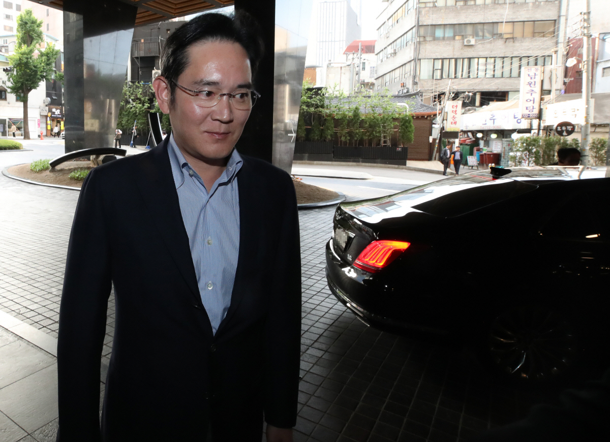 ▲삼성 관련 3건의 사건이 대법원 선고를 앞둬 삼성은 물론 재계의 관심이 쏠리고 있다. 이재용 삼성전자 부회장이 지난달 22일 부시 전 미국 대통령과 만나기 위해 서울의 한 호텔로 들어서고 있다. 연합뉴스