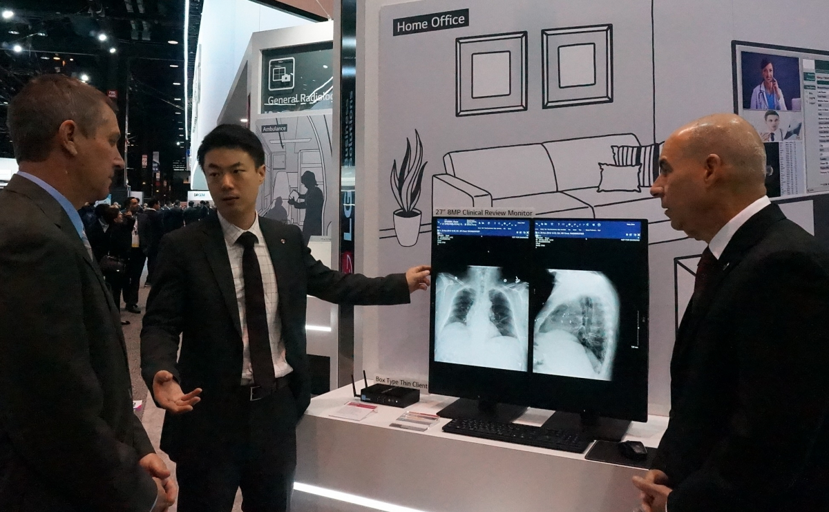 ▲작년 11월 미국 시카고에서 개막한 ‘북미방사선의학회 2018’에 마련된 LG전자 부스에서 방문객들이 의료상황별 맞춤형 의료용 영상기기를 살펴보고 있다.   (사진제공=LG전자)