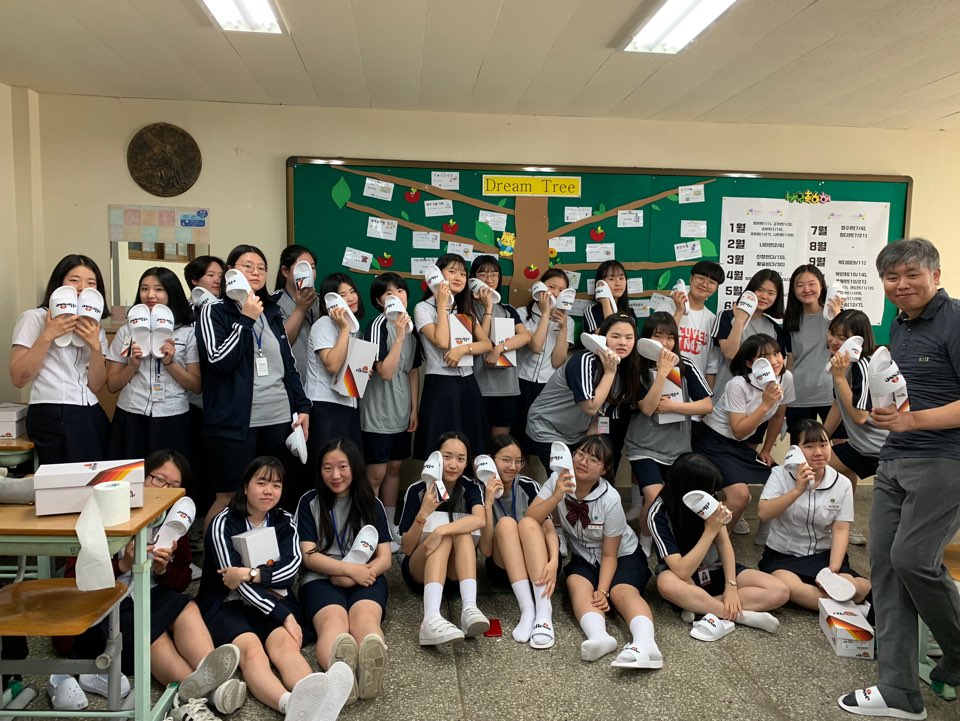 ▲경화여고 학생들이 반티 이벤트에 선정돼 슬라이드슈즈를 선물로 받았다.(엘레쎄)