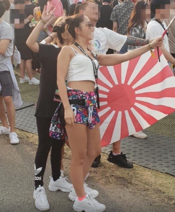 ▲UMF코리아 행사에서 한 일본인 관객이 욱일기를 펼치고 있다. (출처=인터넷 커뮤니티 캡처)