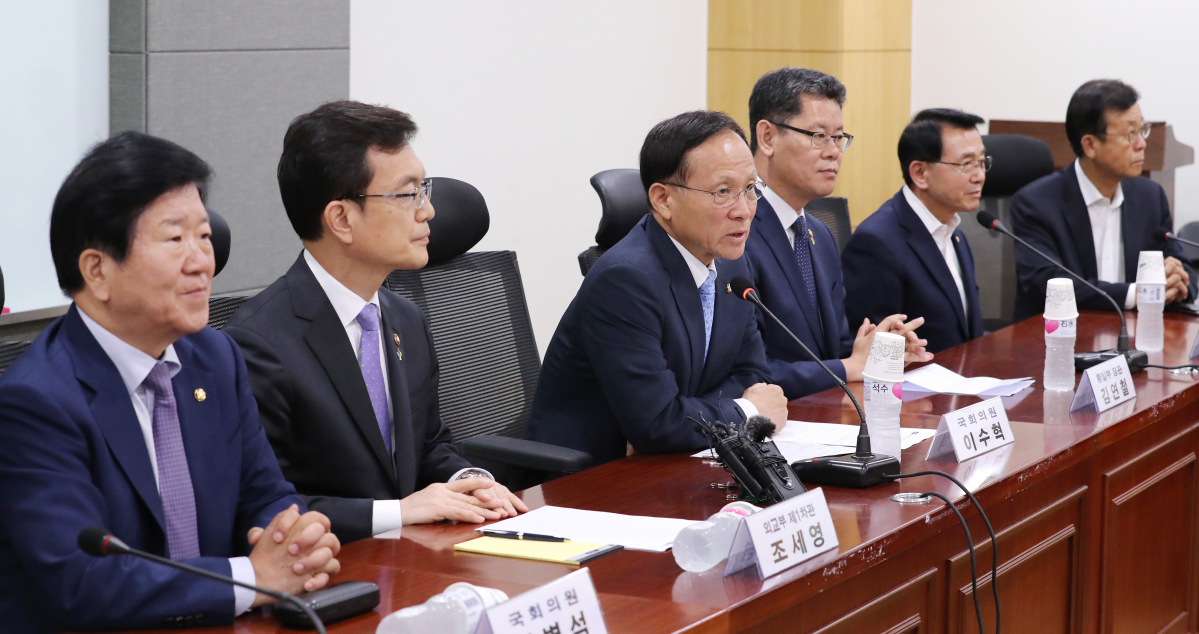 ▲12일 오전 국회 의원회관에서 열린 더불어민주당 국회 외교통일위원회 위원들과의 당정협의에서 이수혁 의원(왼쪽 세번째)이 발언하고 있다. (연합뉴스)