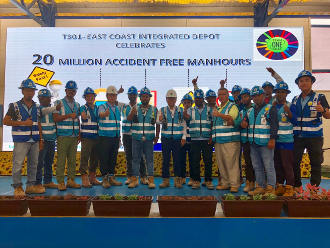 ▲지난 7일 열린 T301현장 무재해 2천만 인시 달성 기념행사에서 GS건설 인프라 프로포잘 담당 노재호 상무(왼쪽 5번째)와 GS건설 T301 현장담당 김덕배 상무(왼쪽 8번째) 및 현장직원들이 단상에 모여 기념촬영을 하고 있다(사진=GS건설)