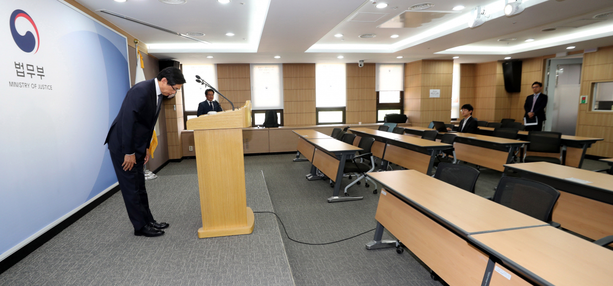 ▲박상기 법무부 장관이 12일 경기 정부과천청사 법무부에서 검찰과거사위원회 진상조사 활동 종료 언론 브리핑을 마친 뒤 인사하고 있다.  이날 박 장관의 브리핑은 발표만하고 질문을 받지 않는다고 밝혀 출입기자들이 참석하지 않아 자리가 비어 있다.(뉴시스)