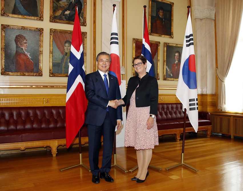 ▲노르웨이를 국빈방문 중인 문재인 대통령이 12일 오후(현지시간) 오슬로 시내 국회의사당을 방문, 트로엔 의회 의장과 기념촬영하고 있다.(오슬로/연합뉴스)