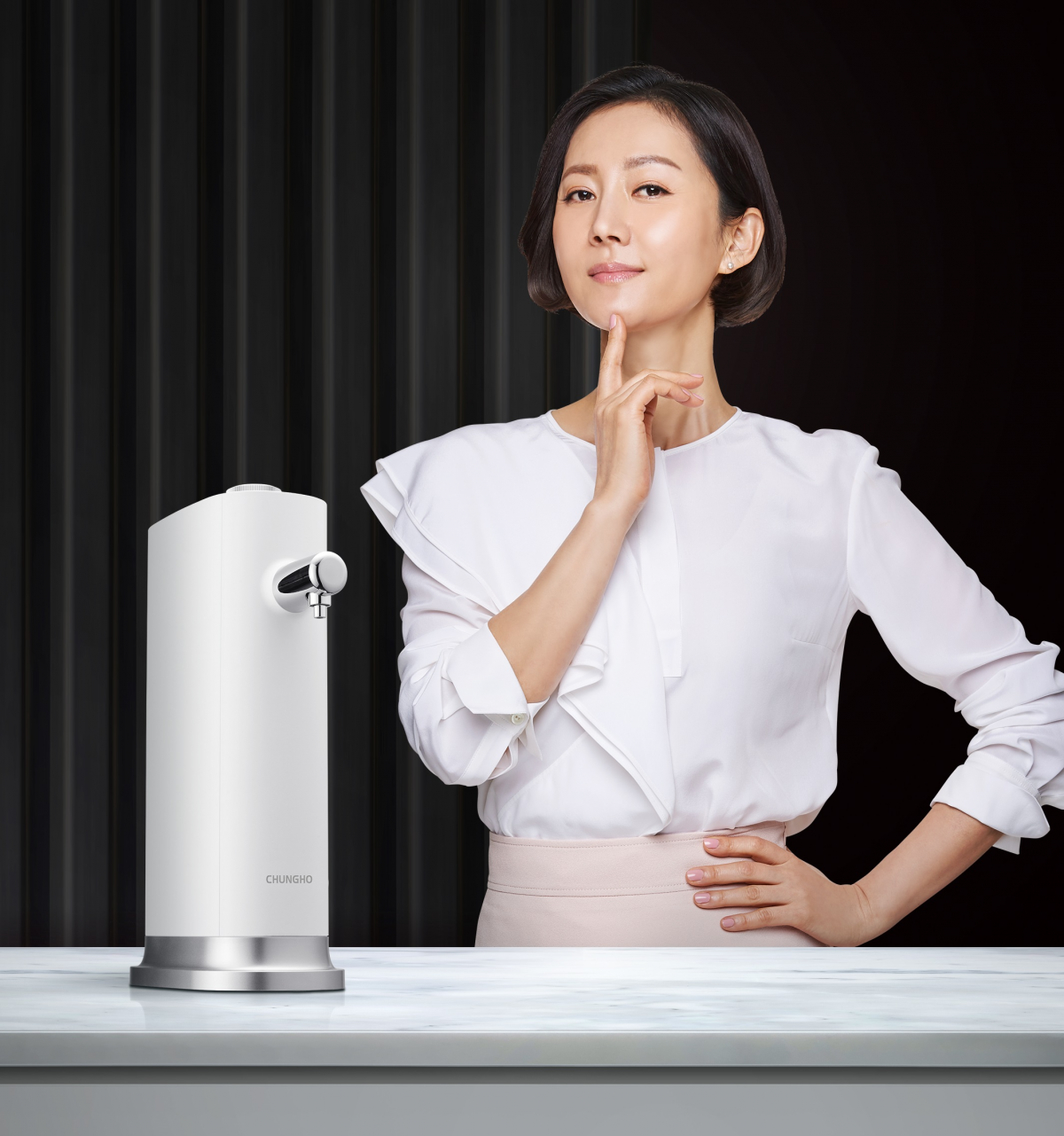 ▲ ‘직수 정수기 콤팩트’와 모델 염정아(사진제공=청호나이스)