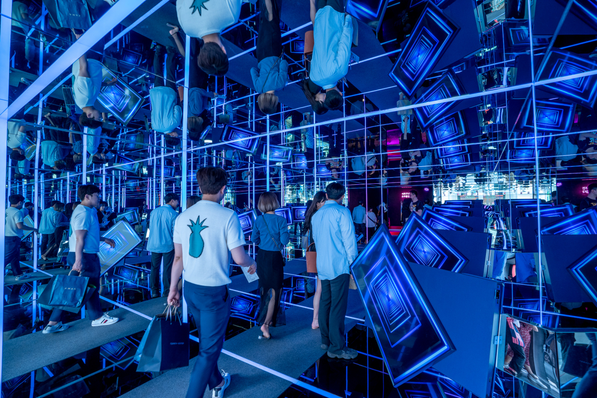 ▲삼성전자 TV 팝업스토어 새로보다에 관람객들이 제품을 체험하고 있다.(사진제공=제일기획)