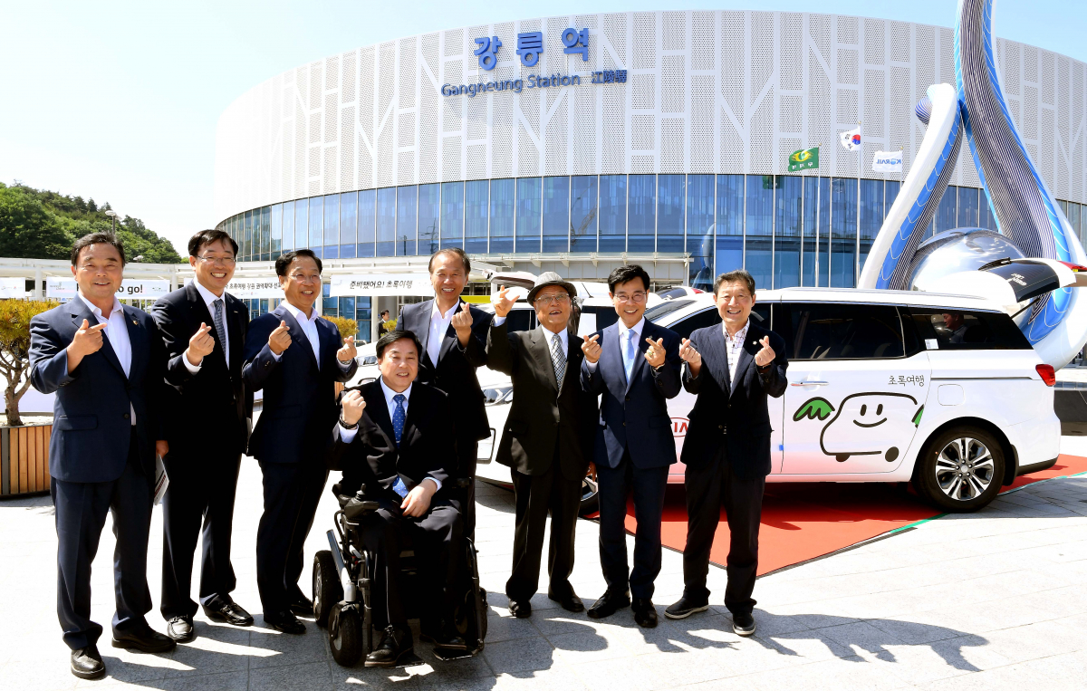 ▲12일 KTX 강릉역에서 '기아자동차 초록여행 강원 권역 확대 선포식'이 열리고 있다. 이 자리에는 최문순 강원도지사, 김대식 기아차 전무 등이 참석했다. (사진제공=기아자동차)