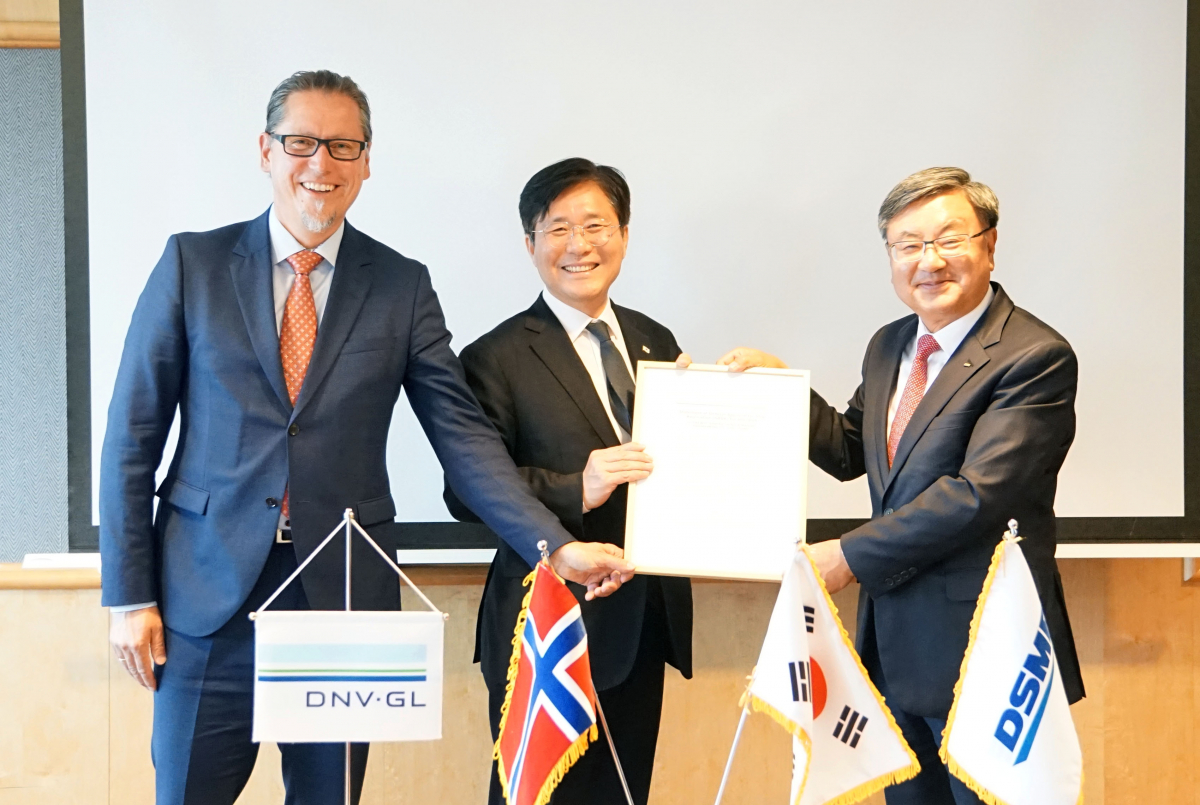 ▲한국과 노르웨이 조선업계와 로봇업계는 12일(현지 시간) 문재인 대통령의 노르웨이 방문을 맞아 노르웨이 오슬로 래디슨 블루 플라자호텔에서 협력 강화를 위한 양해각서(MOU)를 맺었다.(사진 제공=산업통상자원부)