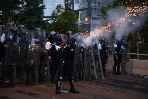 ▲홍콩 경찰이 12일(현지시간) 입법회의 건물 인근에서 시위대를 향해 최루탄을 발사하고 있다. 홍콩/EPA연합뉴스
