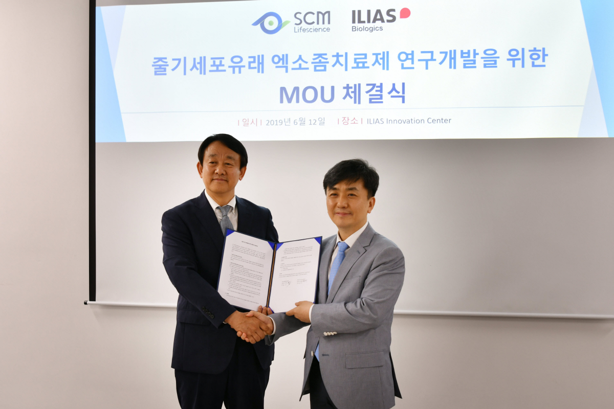 ▲이병건 SCM생명과학 대표이사(왼쪽)와 최철희_일리아스바이오로직스대표이사(SCM생명과학)