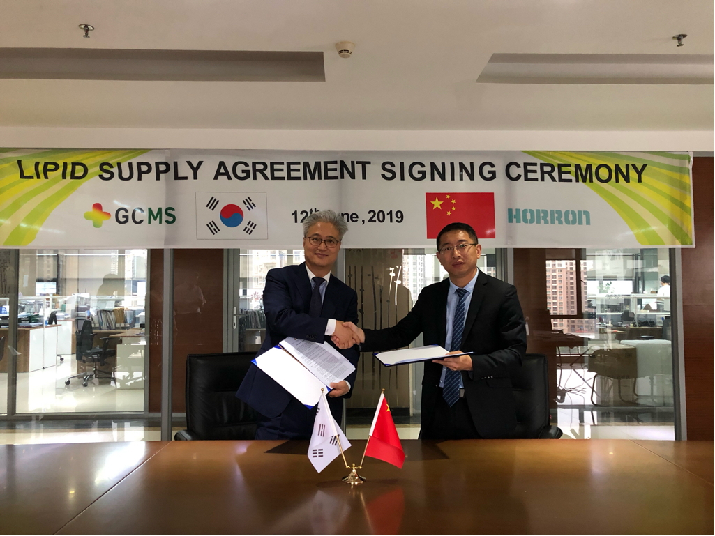 ▲안은억 GC녹십자엠에스 대표(왼쪽)와 잭 왕 호론 대표가 12일 중국 광동성에 위치한 호론 본사에서 콜레스테롤 측정 시스템 공급 계약을 체결한 후 기념 사진을 찍고 있다.(사진제공=GC녹십자엠에스)