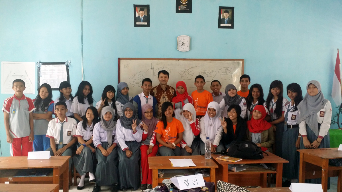 ▲인도네시아 부톤섬 바우바우시의 소수 부족인 찌아찌아족이 학생과 정덕영 교사(뒷줄 왼쪽 여덟번째).(출처=한국찌아찌아문화교류협회)