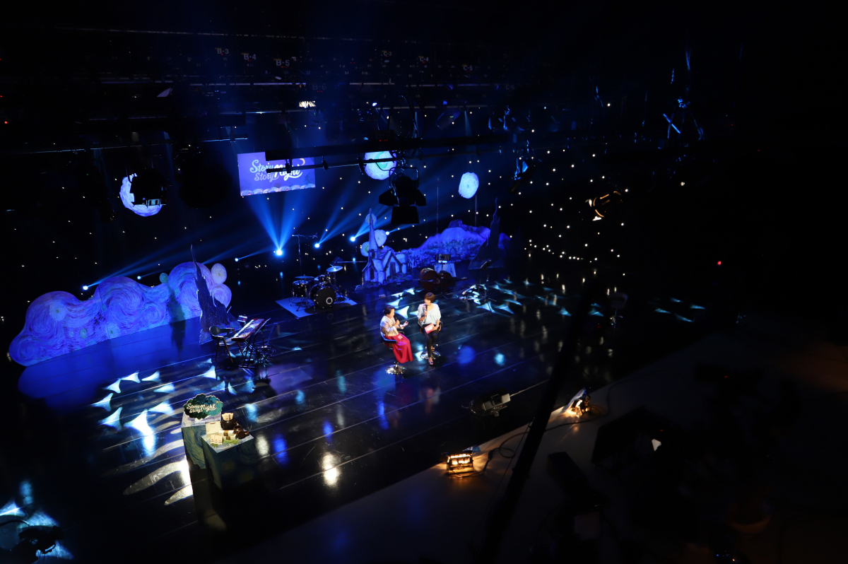 ▲서분례(왼쪽) 대표와 안수지 씨가 11일 서울 마포구 상암동 스튜디오에서 ‘스토리 스토리 나이트’ 21일 방영분을 녹화하고 있다.(사진제공=공영홈쇼핑)