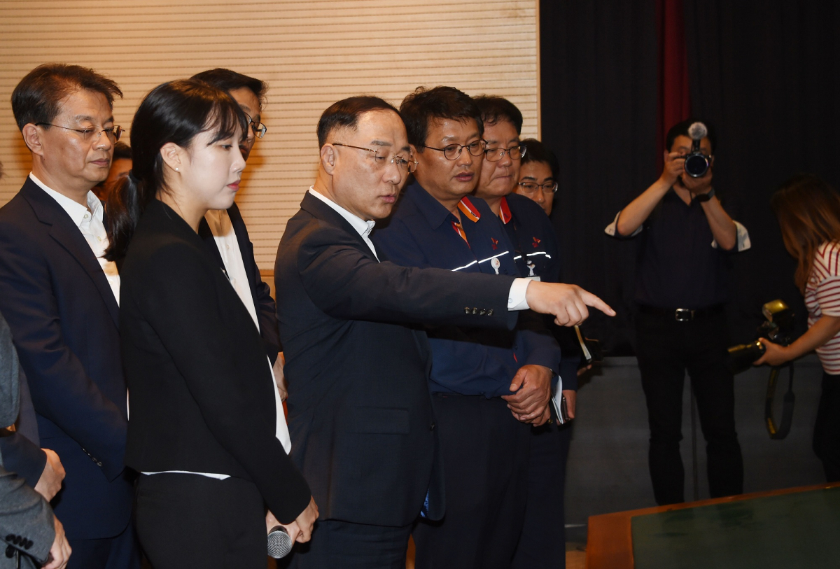 ▲홍남기 경제부총리 겸 기획재정부 장관이 13일 석유화학 산업 현장방문차 SK이노베이션 울산 콤플렉스 공장을 방문해 관계자로부터 설명을 듣고 있다.(사진제공=기획재정부)