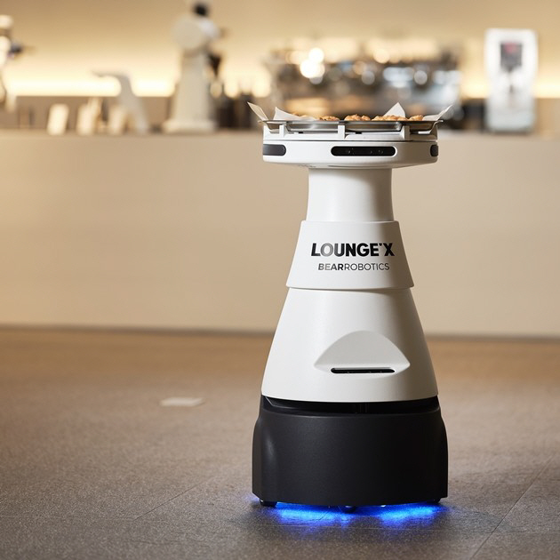 ▲라운지엑스에서 서빙을 담당하는 자율주행로봇 ‘베어로보틱스’. (사진제공=라운지엑스)
