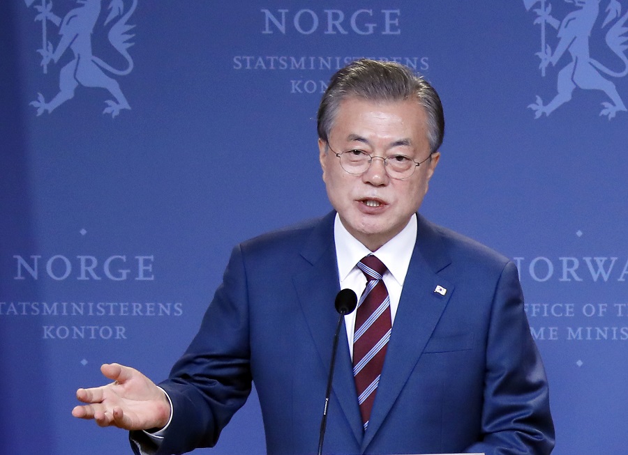 ▲노르웨이를 국빈 방문 중인 문재인 대통령이 13일 오전(현지시간) 오슬로 총리관저에서 에르나 솔베르그 총리와 공동기자회견을 하고 있다.(오슬로/연합뉴스)