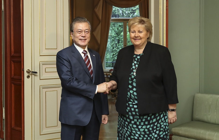 ▲북유럽 순방 중인 문재인 대통령이 13일 오전(현지시간) 노르웨이 오슬로 총리 관저에서 솔베르그 총리와 정상회담 전 인사를 하고 있다.(오슬로/연합뉴스)