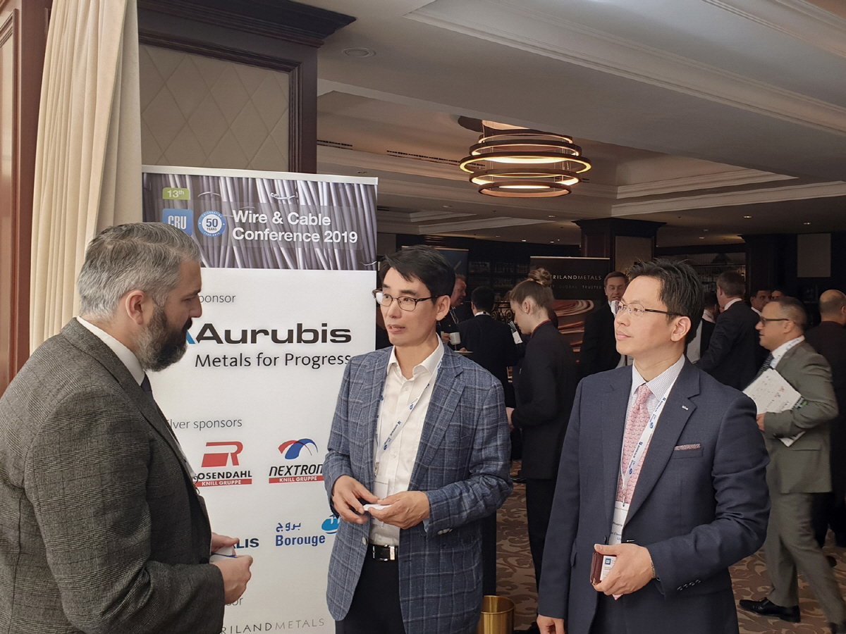 ▲지난달 취임한 대한전선 나형균 사장(가운데)이 11~12일 벨기에에서 열린 CRU 콘퍼런스에 참석하며 해외 행보에 첫발을 디뎠다. 사진제공 대한전선