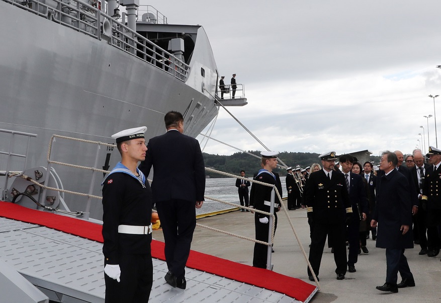 ▲문재인 대통령이 13일 오후(현지시간) 노르웨이 베르겐시(市) 해군기지에서 대우조선해양이 건조한 'KNM 모드(Maud)' 군수지원함에 오르고 있다.(베르겐(노르웨이)/연합뉴스)