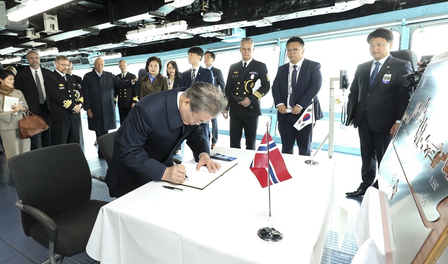 ▲문재인 대통령이 13일 오후(현지시간) 노르웨이 베르겐시(市) 해군기지에서 대우조선해양이 건조한 'KNM 모드(Maud)' 군수지원함에 승선해 시설을 둘러본 뒤 방명록을 남기고 있다.(베르겐(노르웨이)/연합뉴스)