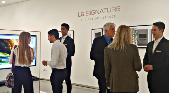 ▲LG전자가 13일(현지시간) 노르웨이 오슬로에 위치한 아스트룹 피언리 현대미술관에서 200여 명을 초청해 LG 시그니처 출시행사를 진행했다. 참석자들이 초프리미엄 가전 'LG 시그니처'를 살펴보고 있다. (사진제공=LG전자)