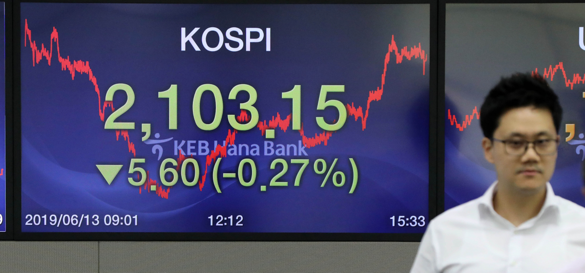 ▲13일 코스피가 전 거래일 대비 5.60포인트(0.27%) 내린 2103.15에 거래를 마쳤다. (출처=뉴시스)