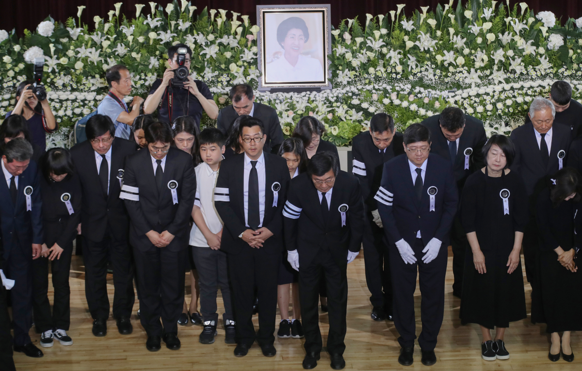 ▲14일 오전 서울 동작구 국립서울현충원에서 열린 고 김대중 전 대통령의 부인 이희호 여사 추모식에서 차남 김홍업 전 의원, 삼남 김홍걸 민화협 대표상임의장과 유가족이 참석자들에게 고개 숙여 감사의 인사를 하고 있다. (연합뉴스)