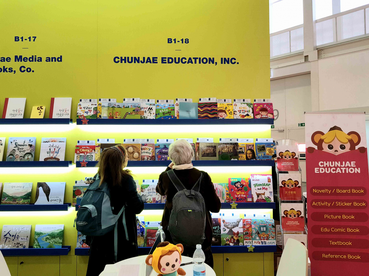 ▲지난 4월 열린 볼로냐아동도서전에서 관람객들이 천재교육의 부스를 살펴보고 있다.(사진제공=천재교육)