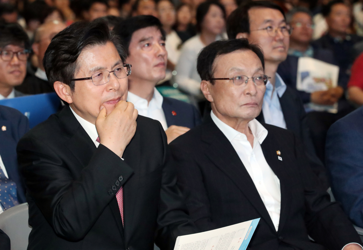 ▲더불어민주당 이해찬 대표(오른쪽)와 자유한국당 황교안 대표가 14일 서울 장충체육관에서 열린 2019 사회복지정책대회에 참석해 있다. (연합뉴스)