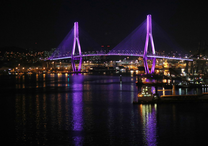 ▲13일 방탄소년단을 환영하는 보라색 조명을 밝힌 부산항대교의 모습.(연합뉴스)