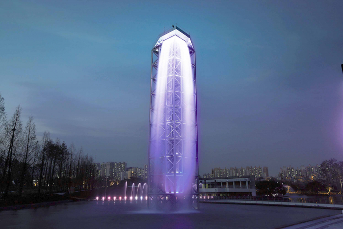 ▲13일 방탄소년단을 환영하는 보라색 조명을 밝힌 부산시민공원 하늘빛폭포의 모습.(연합뉴스)