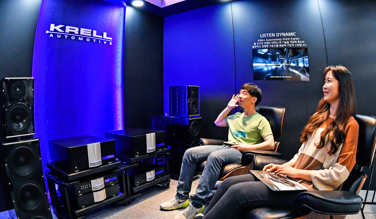 ▲지난 12일 기아차 K7 프리미어 발표회장에 별도로 마련된 청음 부스에서 관람객들이 크렐(KRELL)의 사운드를 체험하고 있다. (사진제공=현대모비스)