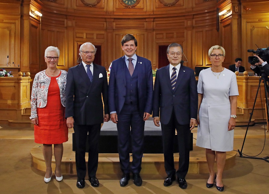 ▲스웨덴을 국빈방문 중인 문재인 대통령이 14일 오전(현지시간) 스웨덴 스톡홀름 구 하원 의사당에서 연설하기 전 안드레아스 노를리엔 의회 의장 등과 기념촬영 하고 있다.(스톡홀름/연합뉴스)