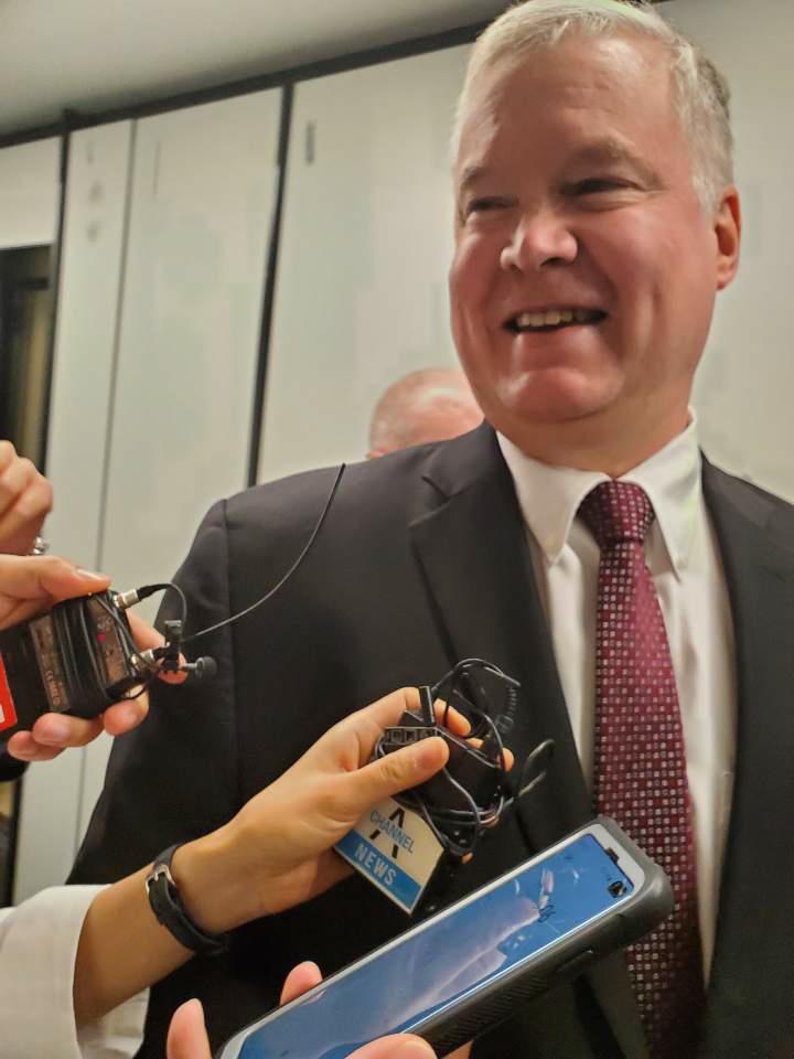 ▲북미협상에서 미국 측 실무를 총괄하는 스티븐 비건 국무부 대북 특별대표가 4일(현지시간) 워싱턴DC에서 열린 '2019년 한반도의 안보적 도전:평화와 안정 전망' 연례 콘퍼런스에 참석하던 중 취재진 질문에 답변하고 있다. 비건은 이날 '한반도의 안보 및 통일 이슈'를 주제로 오찬 강연을 진행했다. (연합뉴스)