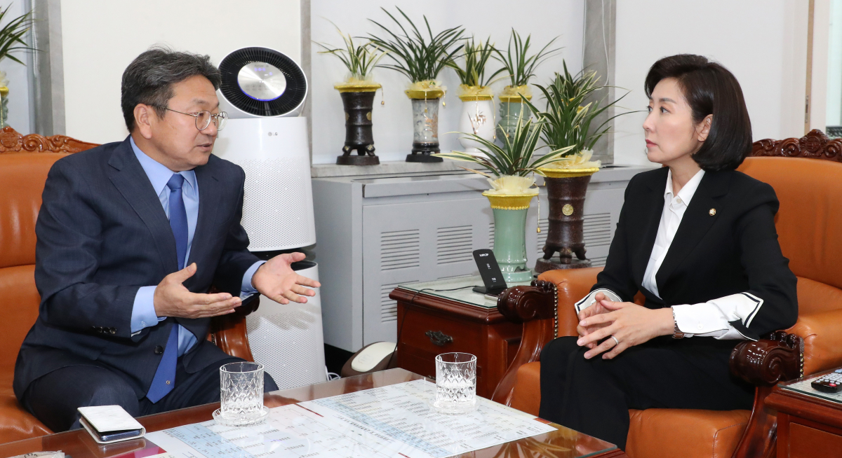 ▲자유한국당 나경원 원내대표(오른쪽)가 14일 오후 국회에서 방문한 강기정 청와대 정무수석과 대화하고 있다. (연합뉴스)