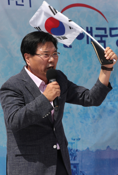 ▲자유한국당 홍문종 의원이 15일 오후 서울역 광장에서 열린 태극기집회에서 탈당선언을 하고 있다.(사진=연합뉴스)