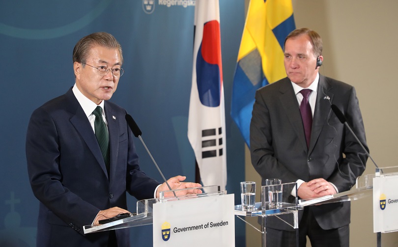 ▲스웨덴을 국빈방문 중인 문재인 대통령이 15일(현지시간) 오전 살트쉐바덴 그랜드 호텔에서 스테판 뢰벤 총리와 공동기자회견을 하고 있다. 이 호텔은 1938년 스웨덴 노사 대타협을 이룬 ‘쌀트쉐바덴 협약’체결 장소로 유명하다.(살트쉐바덴(스웨덴)/연합뉴스)