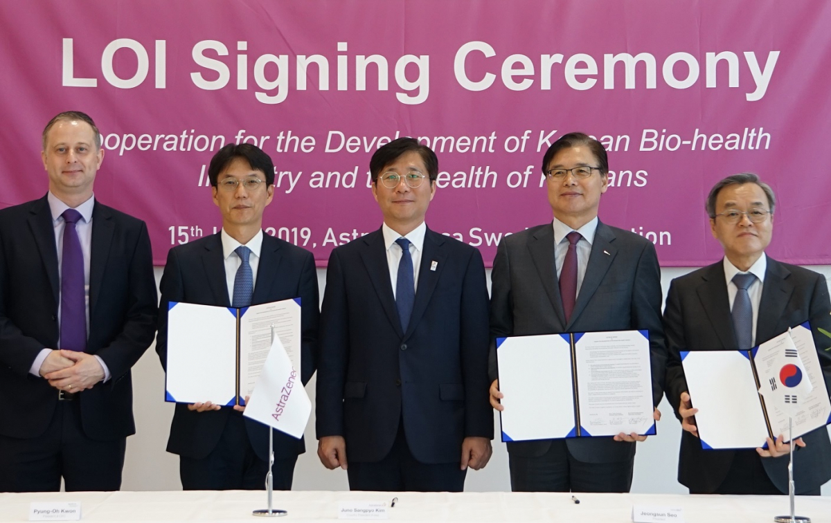 ▲15일(현지 시각) 스웨덴 쇠데르텔리에(Södertälje)에 위치한 아스트라제네카 바이오로직스 생산기지에서 주요 관계자들이 협력의향서(LOI) 체결 후 기념사진을 촬영하고 있다. (왼쪽부터) 데렉 씨본 아스트라제네카 부사장, 김상표 한국아스트라제네카 사장, 성윤모 산업통상자원부 장관, 권평오 대한무역투자진흥공사 사장, 서정선 한국바이오협회 회장.( 아스트라제네카가 )