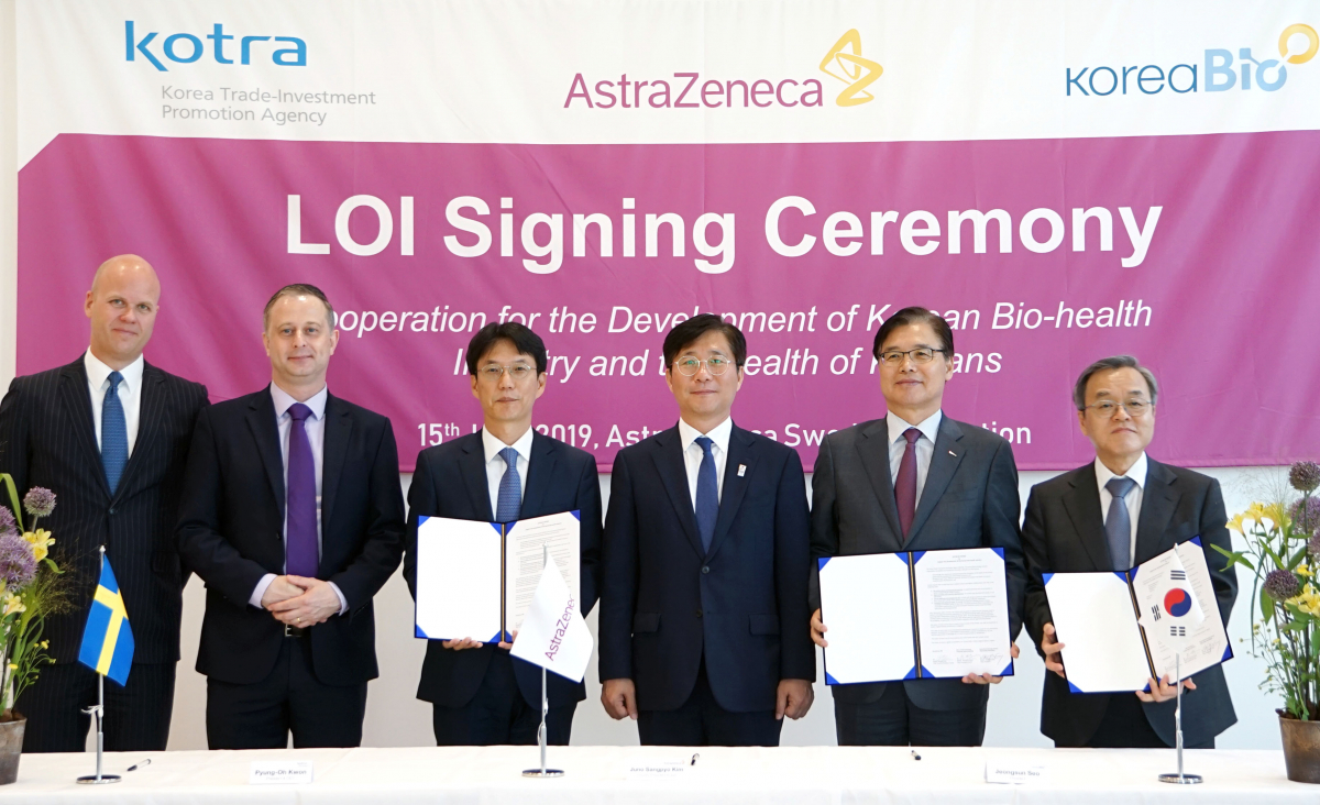 ▲아스트라제네카는 15일(현지 시간) 쇠데르텔리에(Södertälje) 공장에서 대한무역투자진흥공사(KOTRAㆍ코트라), 한국바이오협회와 이 같은 내용의 협력 의향서(LOI)를 체결했다.(사진 제공=산업통상자원부)