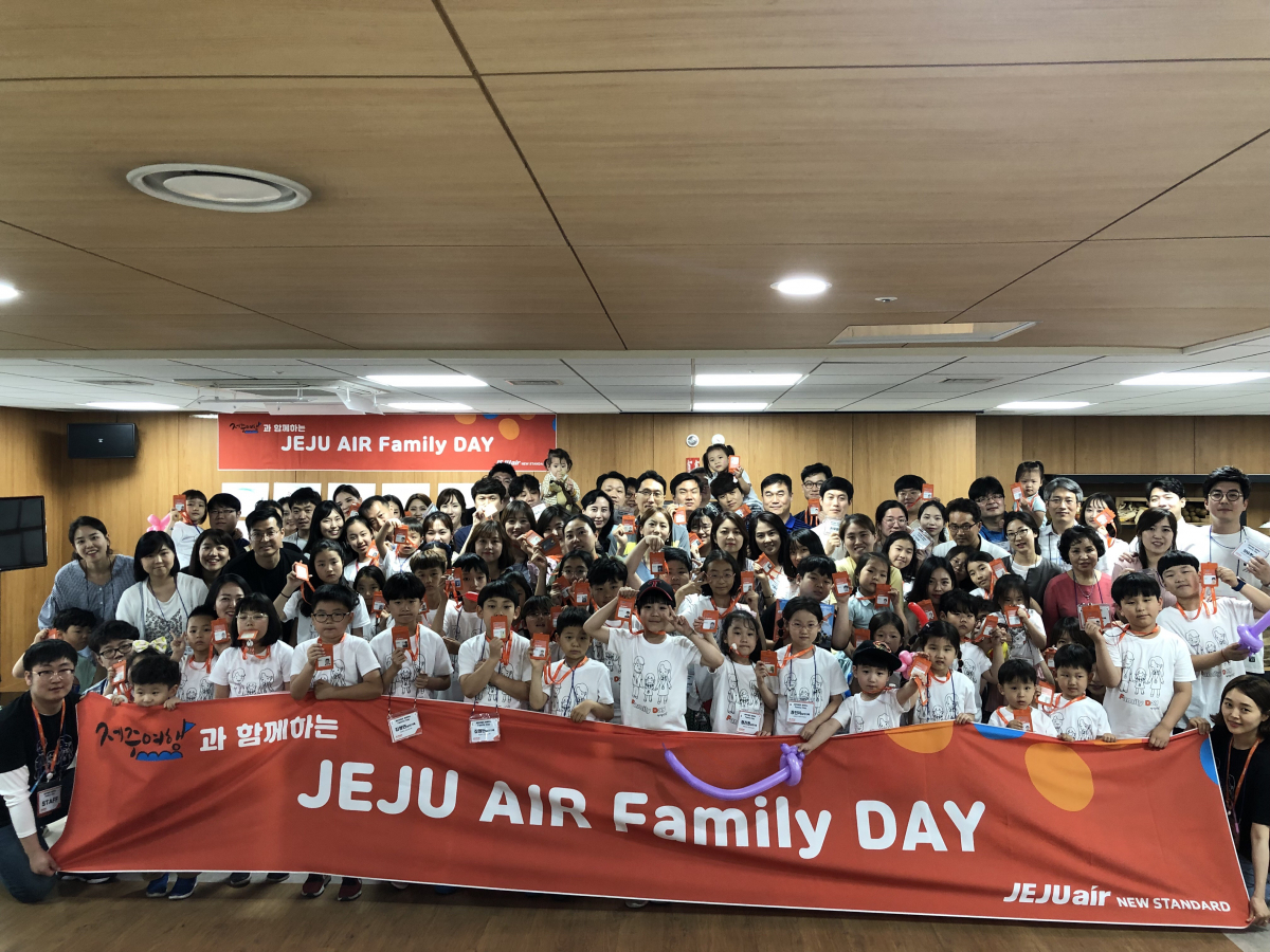 ▲15일 김포국제공항 항공지원센터에서 제주항공 임직원 가족들을 대상으로 회사 견학프로그램을 진행하고 있다.(사진제공 제주항공)