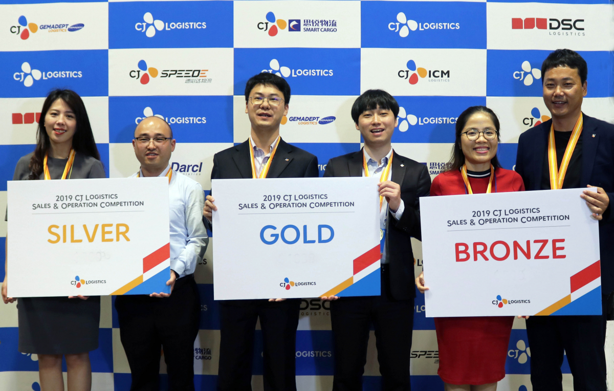 ▲CJ대한통운은 6월 10일부터 14일까지 1주일간 ‘CJ Logistics Sales & Operation Competition’ 행사를 가졌다고 16일 밝혔다. 영업과 운영 부문별로 각각 1, 2, 3위에 선정된 직원들이 기념사진 촬영을 하고 있다.(사진제공 CJ대한통운)