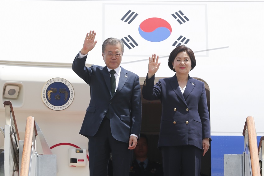 ▲북유럽 3개국 순방을 마친 문재인 대통령과 김정숙 여사가 16일 오후 서울공항에 도착한 공군 1호기에서 손을 흔들고 있다. (연합뉴스)