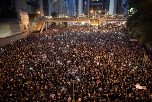 ▲홍콩에서 시민이 16일(현지시간) 범인인도법의 완전 철회를 요구하며 시위를 벌이고 있다. 이날 시민은 지난주 경찰의 시위 강제 진압에 항의하는 의미로 검은 티셔츠를 입고 거리를 행진했다. 주최 측은 이날 시위 참가자가 최대 200만 명에 달했다고 밝혔다. 홍콩/EPA연합뉴스