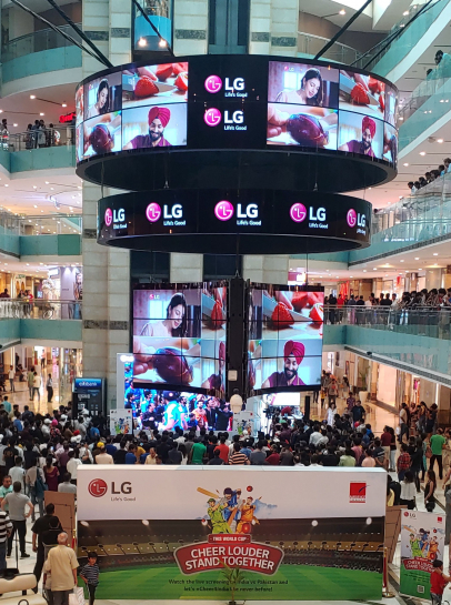 ▲16일(현지시간) 인도 델리 쇼핑몰인 '엠비언스몰'에서 LG전자가 마련한 '크리켓 월드컵 2019' 인도-파키스탄 전 응원 행사에 인도 시민들이 참여해 열띤 응원을 하고 있다. (사진제공=LG전자)
